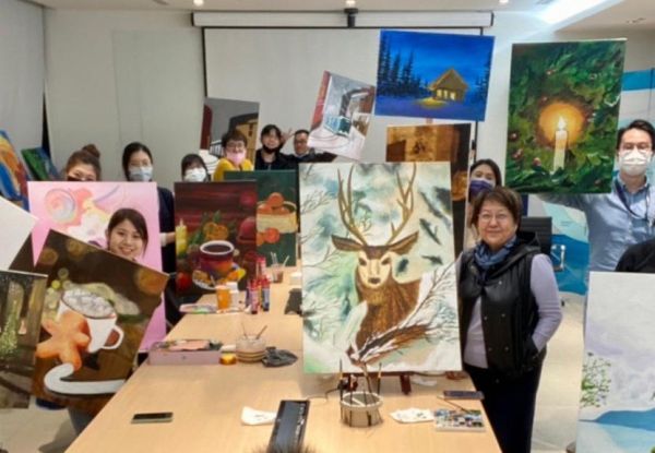 After work, relieving stress is not about binge-watching dramas or playing games; the CEO of a tech company goes painting.