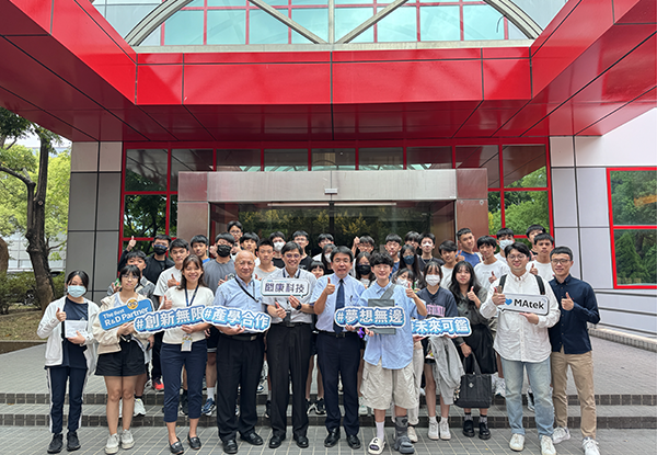 Jian Gong High School's first visit to semiconductor manufacturers to experience the cleanroom working environment.